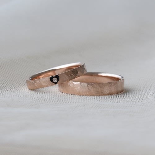 Gehämmerte Trauringe mit mit Emaille Herz und Diamanten Telanie