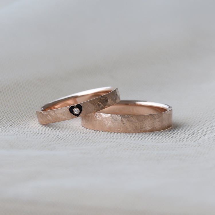 Goldene gehämmerte Eheringe mit Herzen 69901