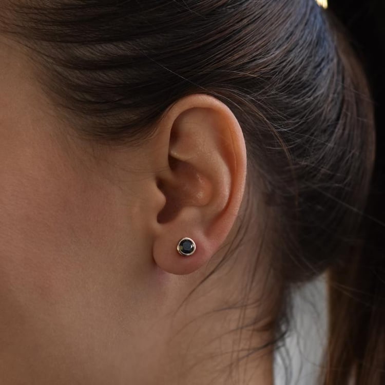 Silberne Ohrstecker mit schwarzen Diamanten in Bezelfassung Wetty 102750