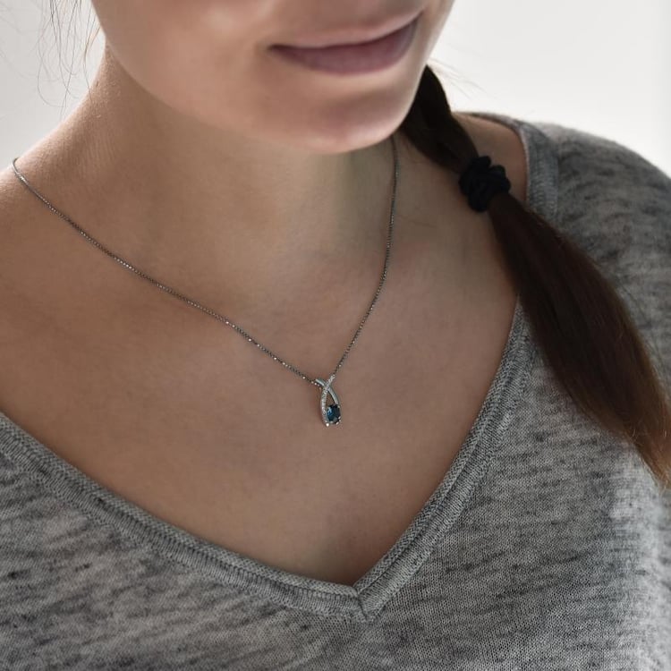 Silberanhänger mit Topas und Zirkonia auf dem Hals 40307