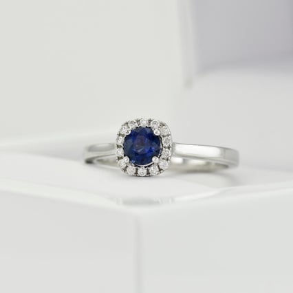 Goldener Verlobungsring mit Saphir und Diamantenkranz Reley