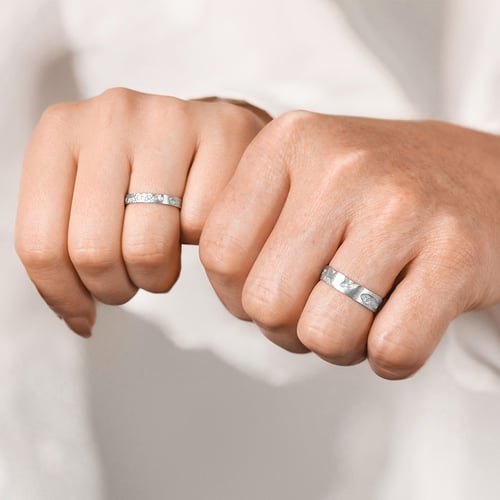 Goldene Eheringe mit von Hand gravierter Oberfläche Cley