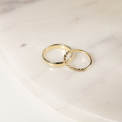 Goldener Trauring mit Vintage Relief und Komfort Ring Danel