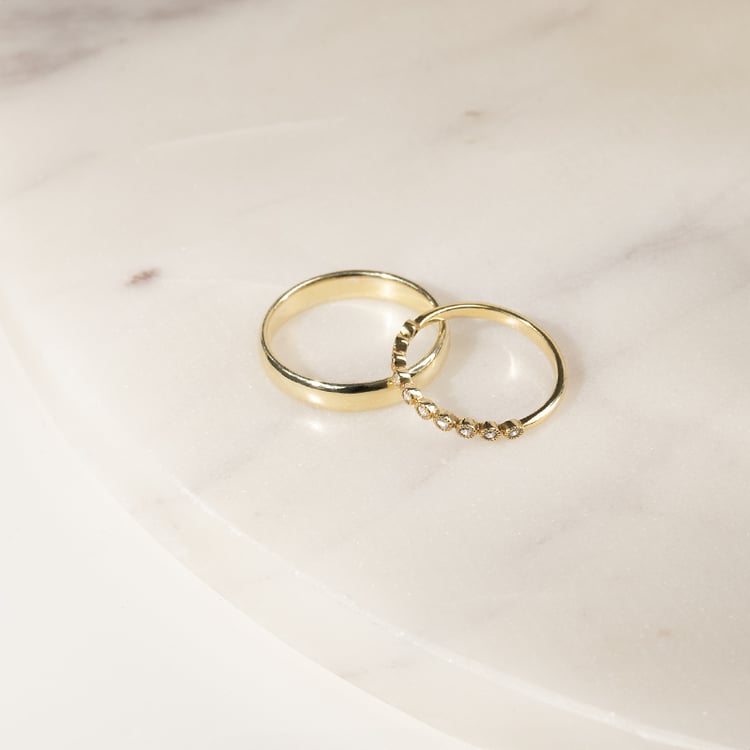 Goldener Trauring mit Vintage Relief und Komfort Ring Danel 136169