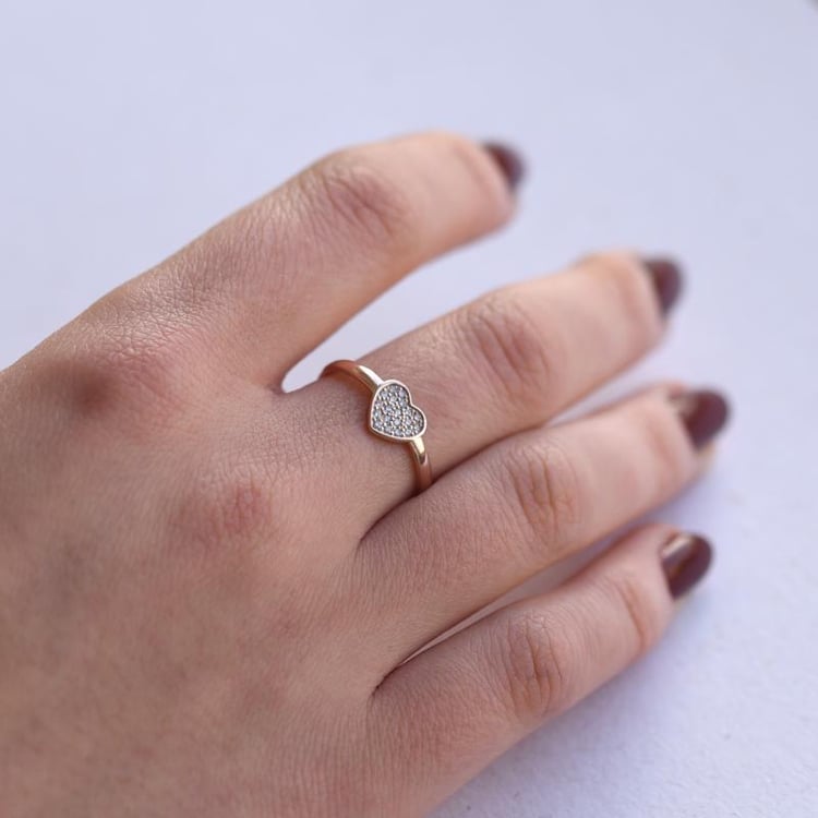 Verlobungsring mit Diamanten im Herzform auf dem Finger 52302