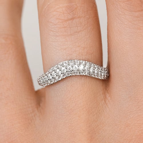 Gewellter halber Eternityring aus Gold mit Diamanten Sven