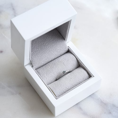 Zarter silberner Ring mit blauen Diamanten Milan