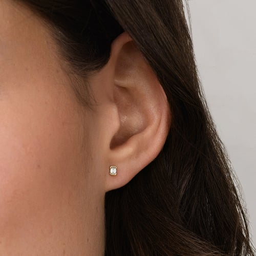 Minimalistische goldene Ohrstecker mit Diamanten in Emerald-Form Agata