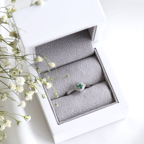 Ring mit Smaragd und Diamanten Nurisa