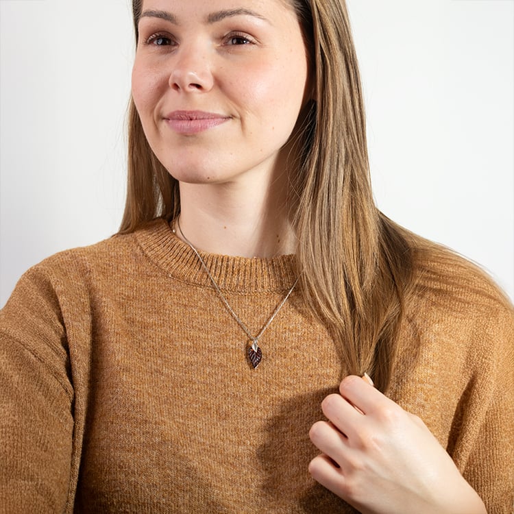 Bernsteinanhänger aus Silber in Form eines Blattes Daun 150889