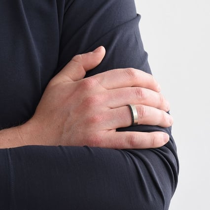 Flache Trauringe aus Carbon und Silber Suyer