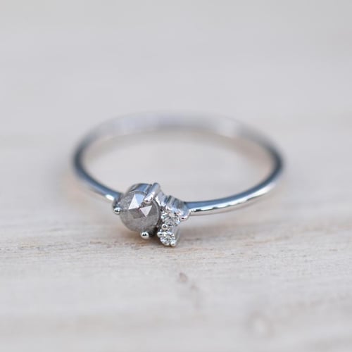 Goldring mit Salt'n'Pepper Diamant und Diamanten Marine