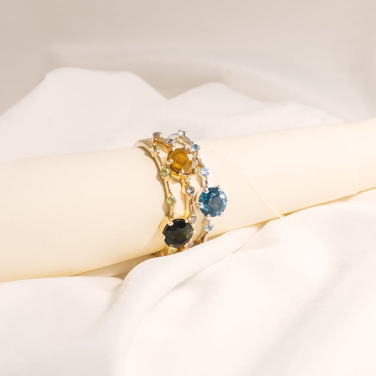 Ring mit einem grünen Turmalin und seitlichen Olivinen Imelda 120272