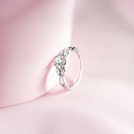 Verlobungsring mit Moissanit und Lab Grown Diamanten in Marquise-Form Halym