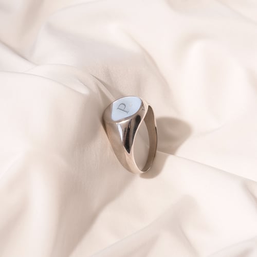 Ring mit einem Diamanten und eingraviertem Buchstaben Khloe
