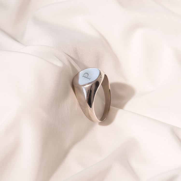 Ring mit einem Diamanten und eingraviertem Buchstaben Khloe 102114