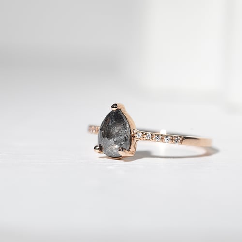 Goldener Ring mit Salt and Pepper Diamanten und Lab Grown Diamanten Padma