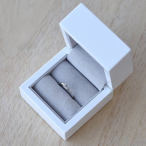 Verlobungsring mit Diamant im Smaragdschliff Sade
