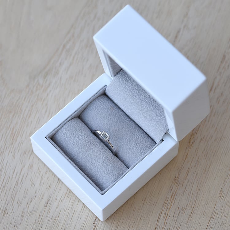 Verlobungsring mit Diamant im Smaragdschliff Sade 100359