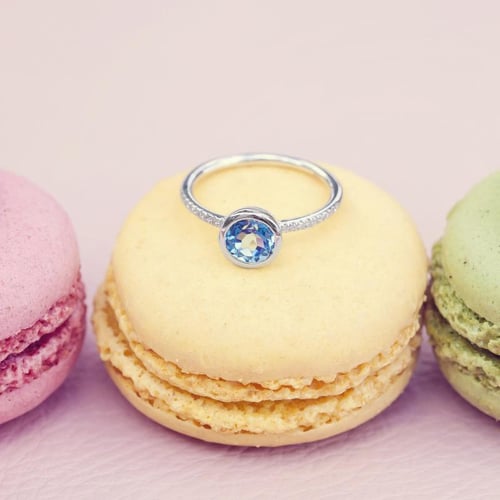 Himmlischer Topas im Goldring mit Diamanten Nyusha