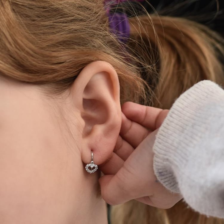 Goldene Kinderohrringe in Herzform mit Lab Grown Diamanten Adeliza 145037