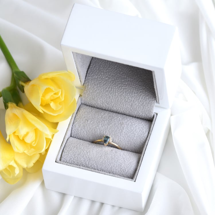 Goldener Ring mit Alexandrit und Diamanten Pallavi 82323