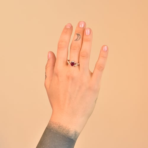 Goldener Claddagh-Ring mit Rubin und Diamant Norie