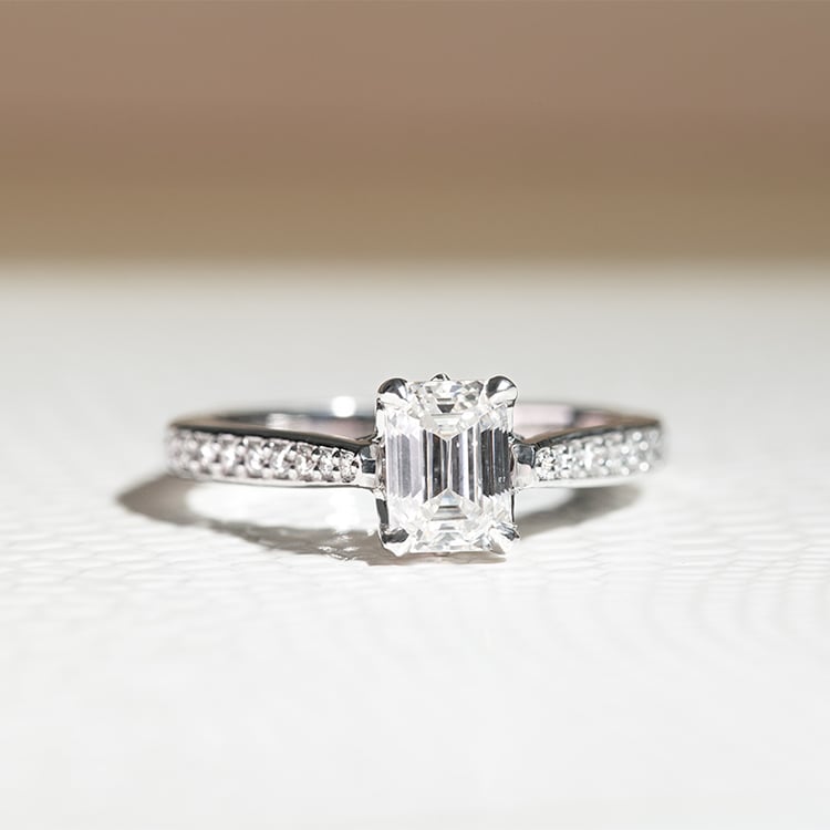 Verlobungring aus Gold mit Moissanit im Smaragdschliff Winola 129574