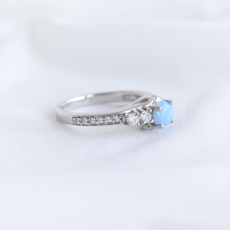 Silberner Ring mit blauem Opal und Zirkonia Tereza 93501