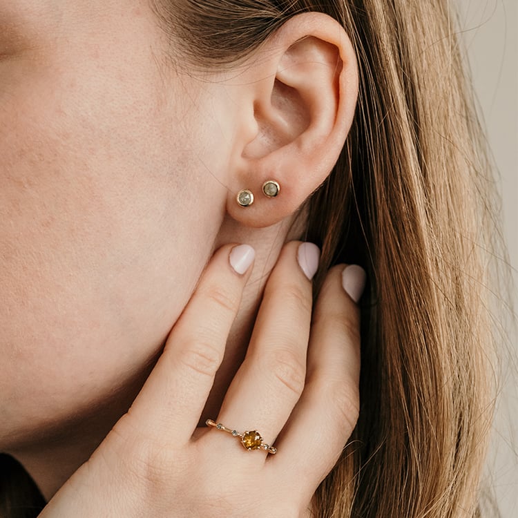 Minimalistische Ohrstecker mit Salt and Pepper Diamanten in Bezelfassung Tofine 120173