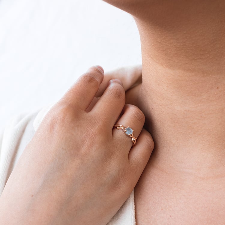 Ring mit einem Cabochon Aquamarin und Diamanten Makena 120018