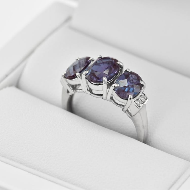 Goldener Ring mit Alexandriten und Diamanten Joann 34168