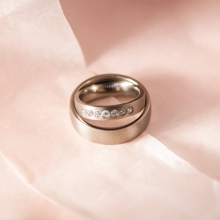 Eheringe aus Titan mit Diamanten Dunn 107543