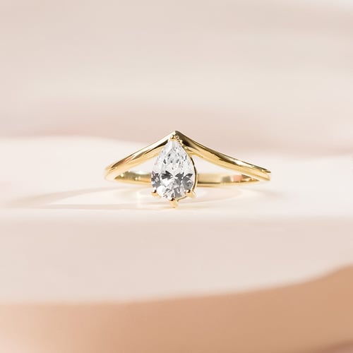 Verlobungsring V-Form mit tropfenförmigem Lab Grown Diamanten Ingrid