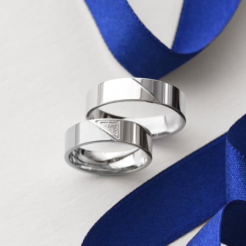 Trendy Eheringe aus Gold mit einem Diamanten Mert