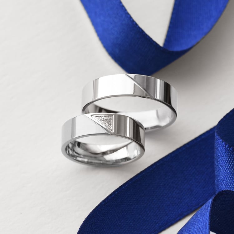 Trendy Eheringe aus Gold mit einem Diamanten Mert 114353