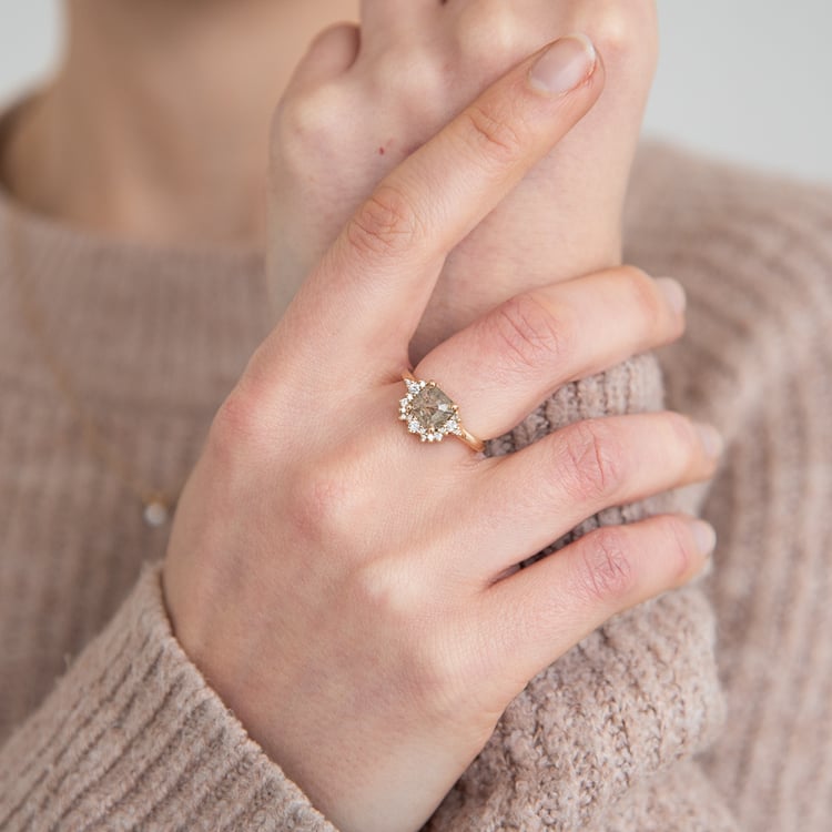 Goldener Ring mit einem Salt and Pepper Diamanten in Radiantschliff Aleta 124789