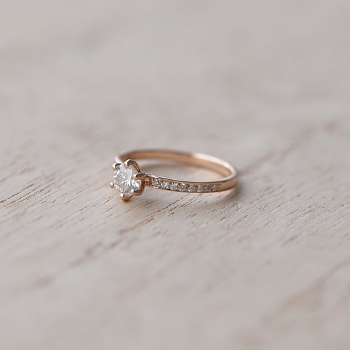 Verlobungsring aus Gold mit Diamant im Solitär-Pave Stil Vanan