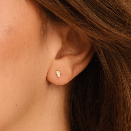 Minimalistische goldene Ohrstecker mit birnenförmigen Lab Grown Diamanten Ronja