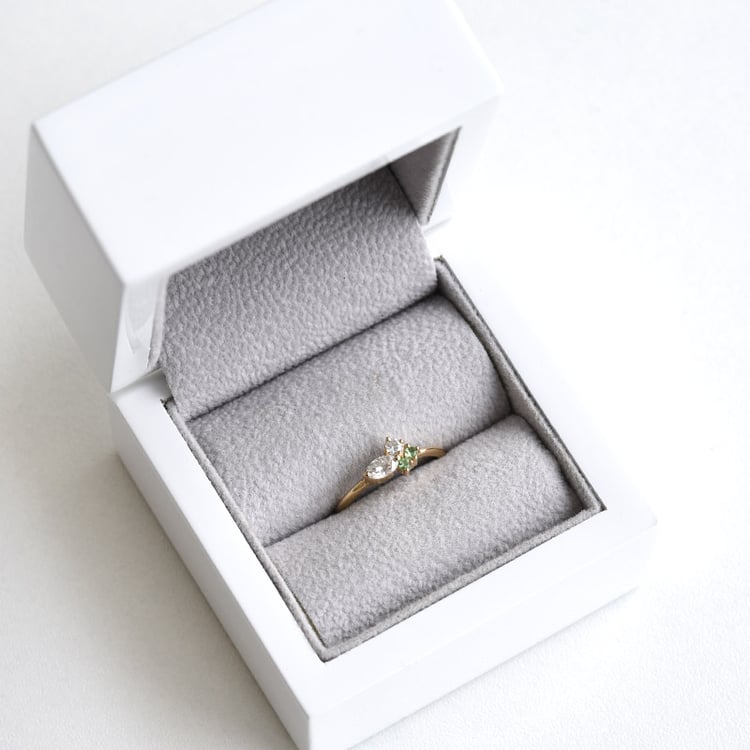 Zarter Ring mit Moissaniten und Tsavorit-Granaten Lowri 84395