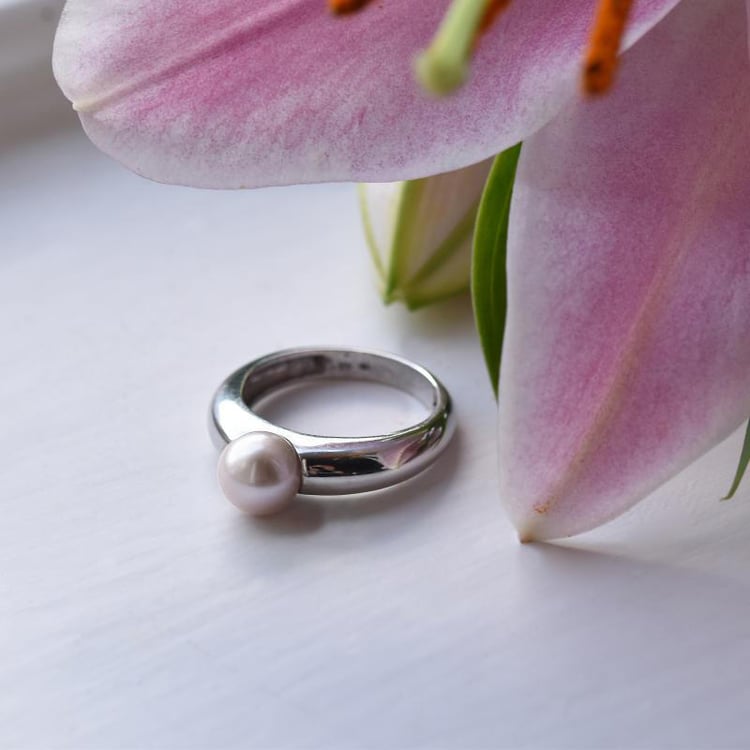 Goldener Perlenring mit Blumen Hintergrund 15909