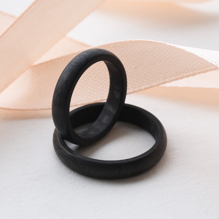 Halbrunde Trauringe aus Carbon Riem 77395