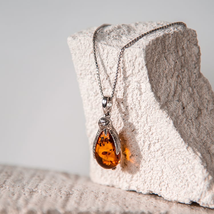 Silberner Anhänger in Form eines Pinguin aus Bernstein Pengiun 107790