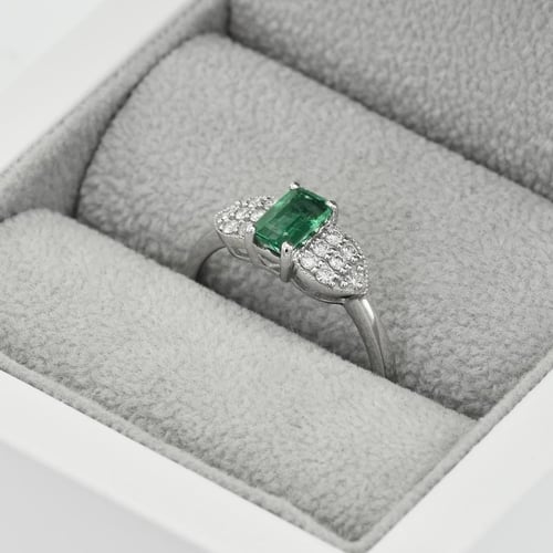 Ring mit Smaragd und Diamanten Tana
