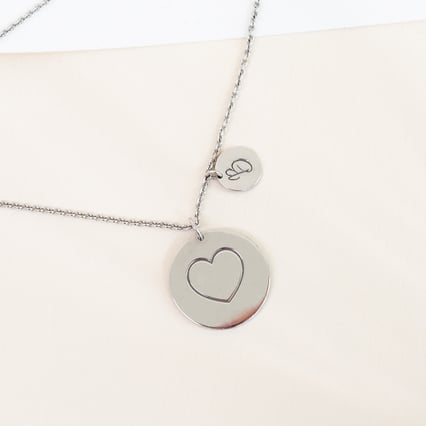 Silberner Anhänger mit Herz und Gravur eines Buchstabens Kadie