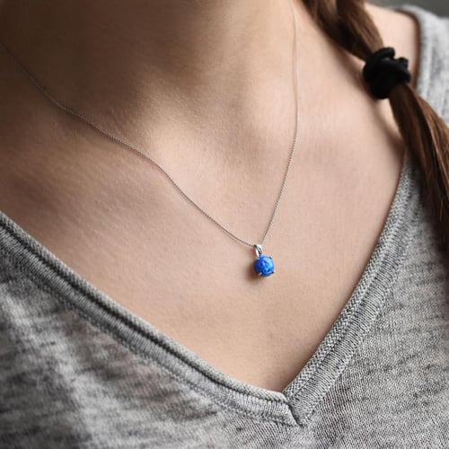 Blauer Opal im goldenen Anhänger Icy
