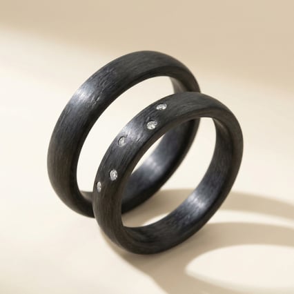 Eheringe aus Carbon mit Diamant Lola