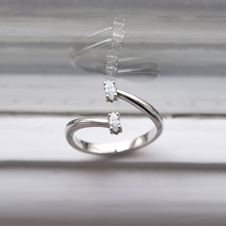 Ungewöhnlicher Ring aus Gold Alik 84406