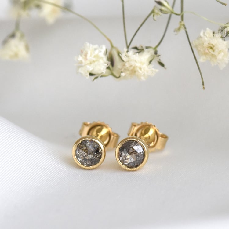 Goldene Ohrringe mit 0.52ct Salt and Pepper Diamanten Gledina 78880