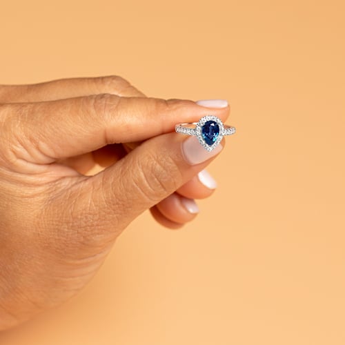 Goldener Ring mit Lab Grown Alexandrit in Tropfenform und Diamanten Mason